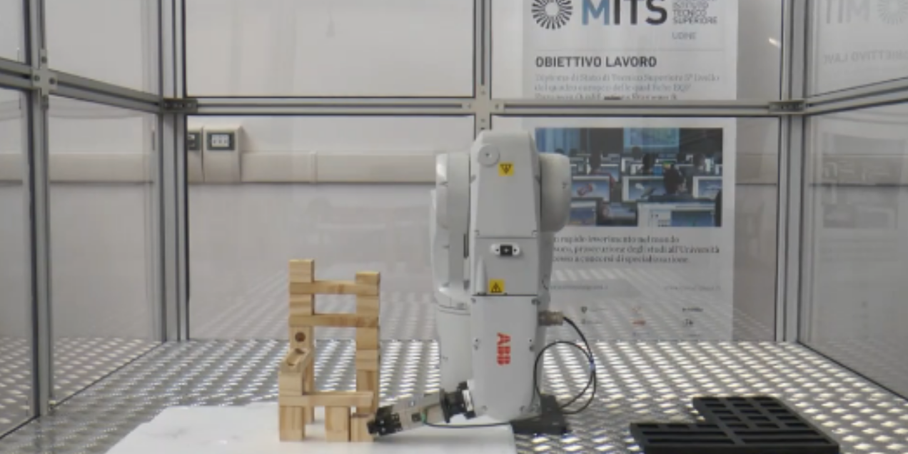 Robot realizzato al MITS di Udine Robot realizzato al MITS di Udine
